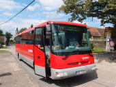 Červený autobus společnosti Arriva.