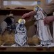 Plošné loutky Marie a Josefa umístěné na scéně vyrobené ze starého kufru.