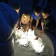 Děti si hrají v osvětlené fontáně. 
