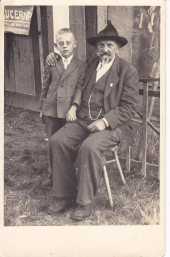 Loutkář Josef Ruml s vnukem Mojmírem.