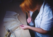 Restaurátorka Lenka Dolanská opravuje sukni loutky Tanečnice připisované Edgaru Degasovi.