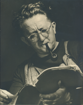 Jan Malík čtoucí knihu.