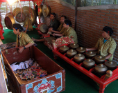 Soubor bicích a perkusních nástrojů Gamelan.