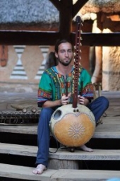 Tomáš Machek s tradičním africkým nástrojem.