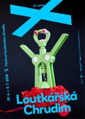 Plakát 67. Loutkářské Chrudimi s otvírákem lahví jako loutkou.
