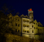 Věžička Mydlářovského domu nasvícená červeně.