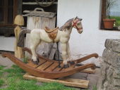 Řezbovaný houpací koník z dílny řezbáře Štěpána Pěnky.