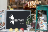 Výloha obchodu se zdravou výživou Rebarbora.