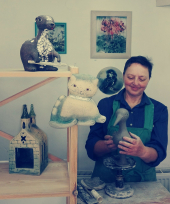 Paní Hana Böhmová s keramickými výrobky.