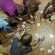 Kruh dětí hrající hru se symboly na kartičkách.