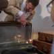 Herci pouštějí v napuštěném skleněném akváriu svíčky v ořechových skořápkách.