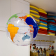 Průhledný balón s barevnými kontinenty. 