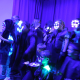 Děti s maskami v UV světle.