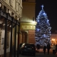 Vánoční stromeček stojící na náměstí, ověšen modrými světýlky. 