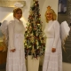 Organizátorky akce v kostýmu anděla u vánočního stromečku.