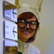 Organizátorka v králičím kostýmku, vykukující zpoza rohu. 
