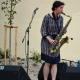 Saxofonistka kapely Adambe. 