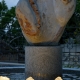 Socha kamenná loutka od Mia Miuškoviče.