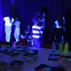 Děti v ateliéru s UV světly.